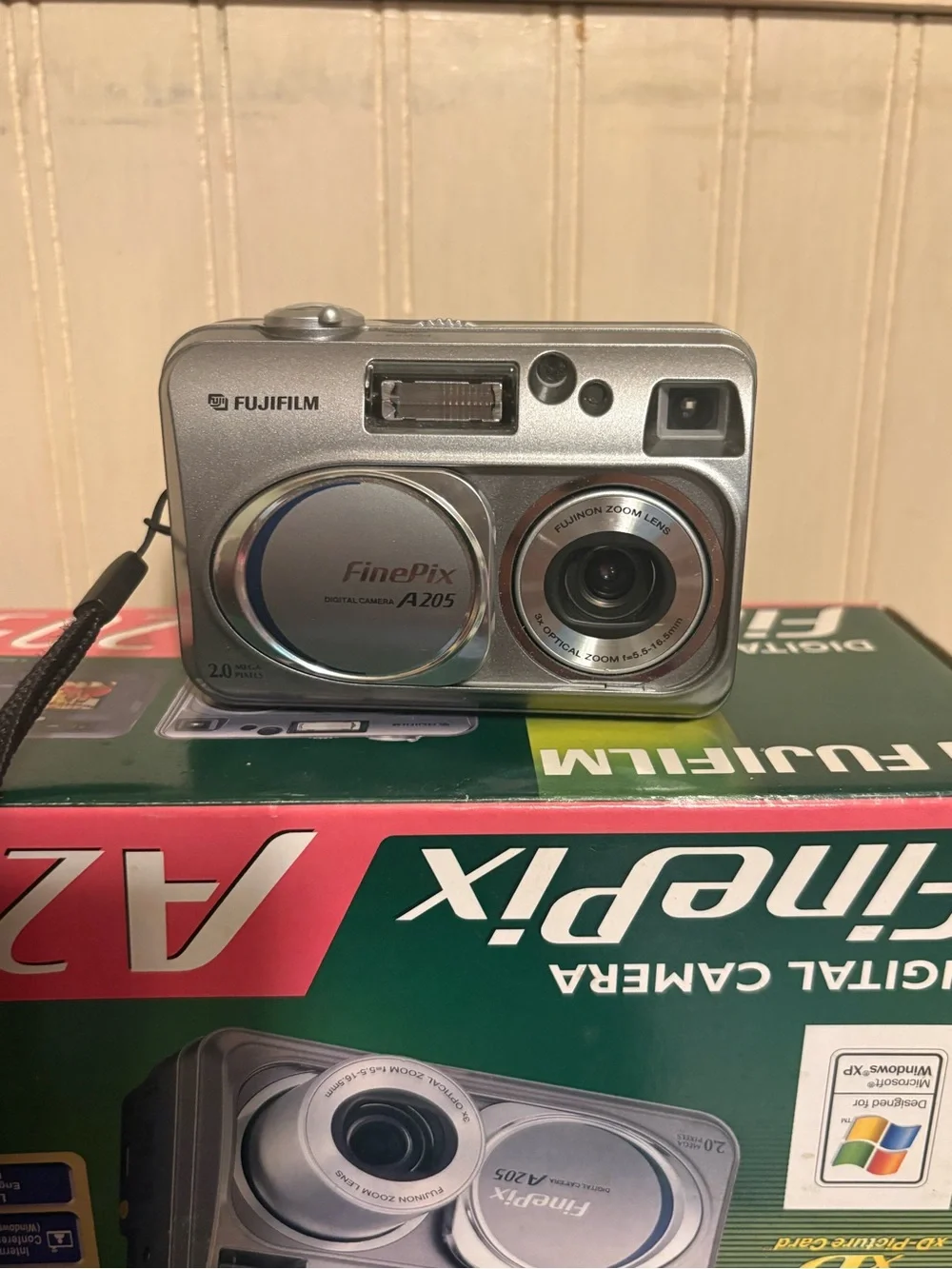 Fujifilm Silver FinePix A205 Compact Digital Camera with Accessories Box & Case